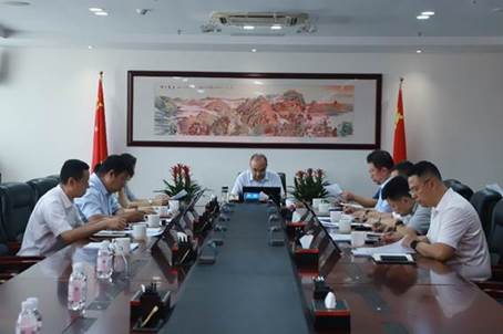 一群人坐在桌子前
形貌已自動(dòng)天生